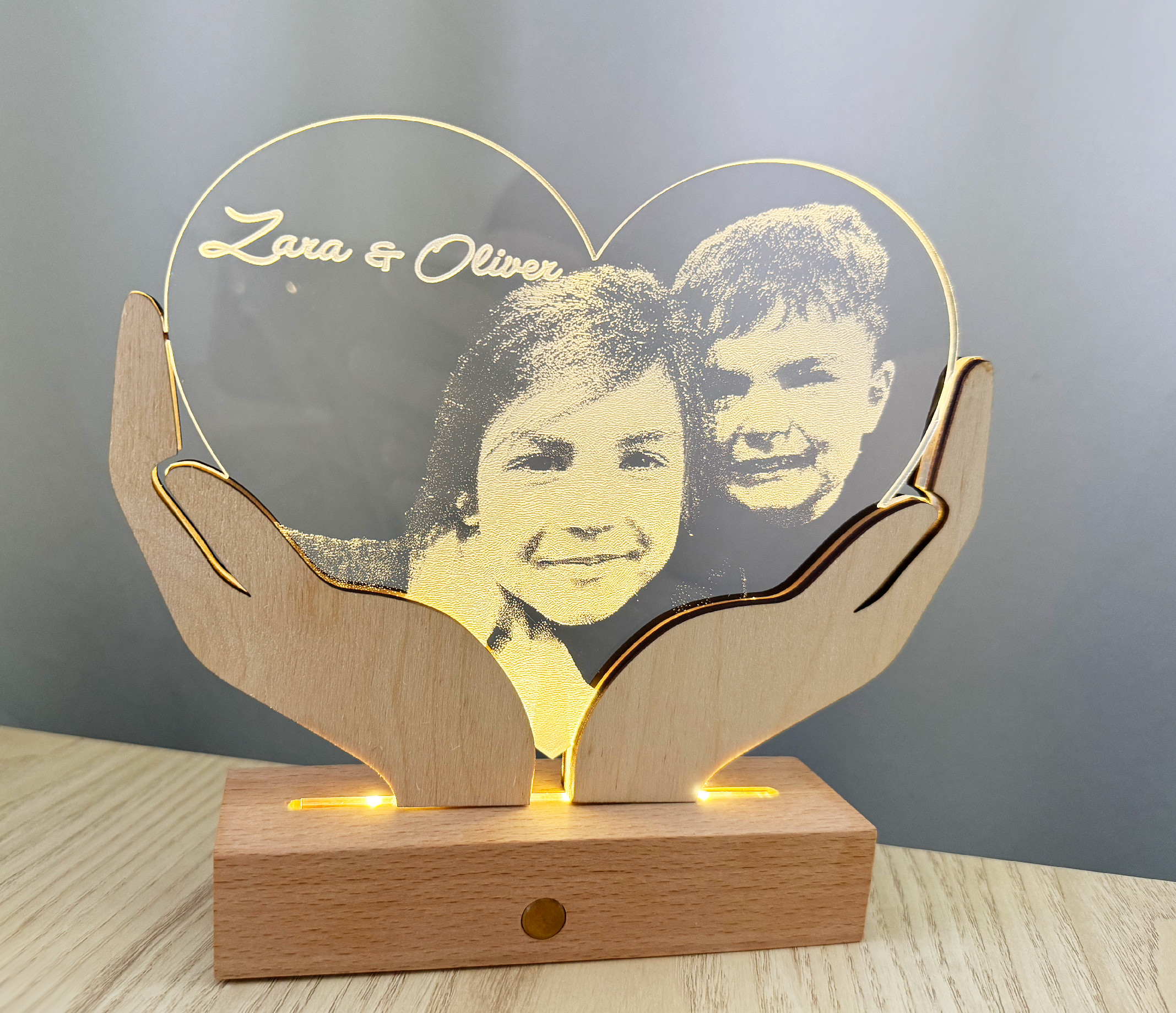 Gravírovaná LED lampa s fotkou  s LED podvietením - srdce v rukách PODSTAVEC: Teplá biela s diaľkovým ovládaním nabíjateľný + USB kábel