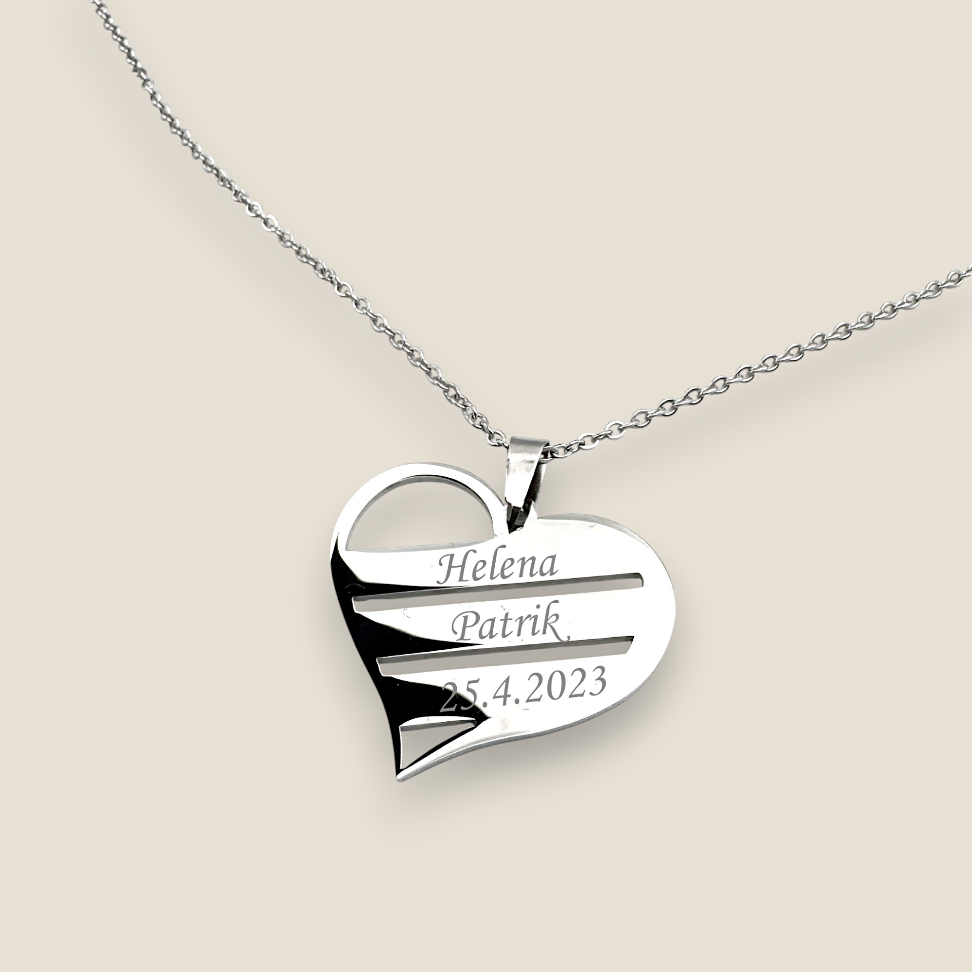 Prívesok s gravírovanými menami v srdiečku