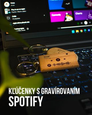 Personalizovaná drevená kľúčenka s gravírovaním obľúbenej skladby a jej spotify kódu, po ktorého naskenovaní cez Spotify...